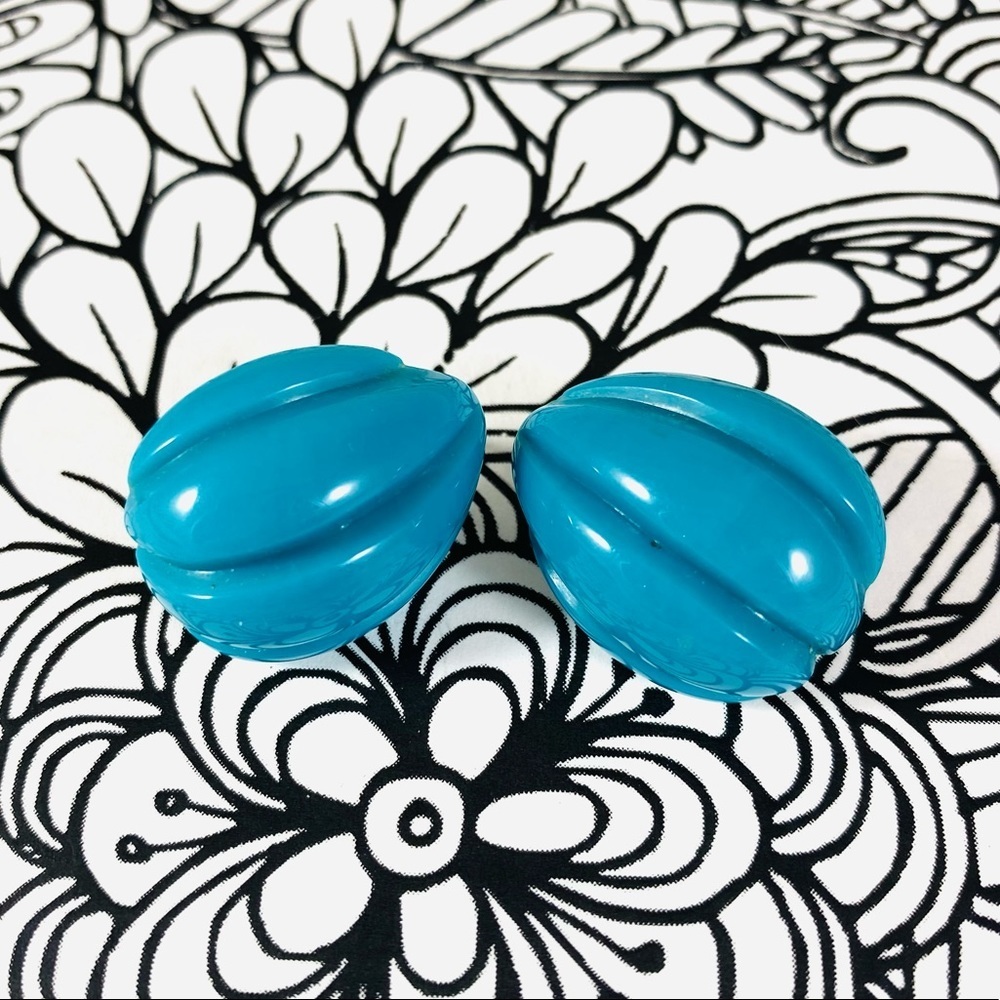 Cool little pod shape vintage lucite clip on earrings turquoise